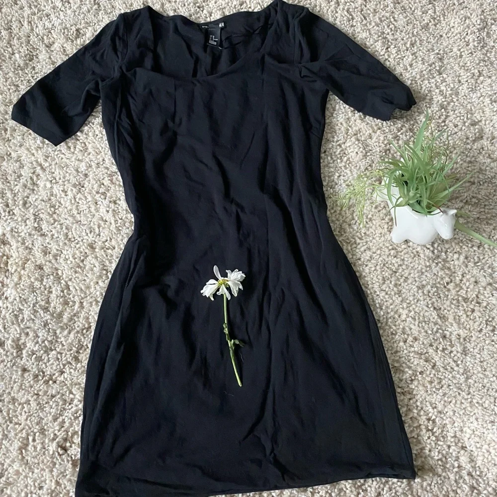 H&M basic beautiful deep crewneck casual little black dress. Perfect for…